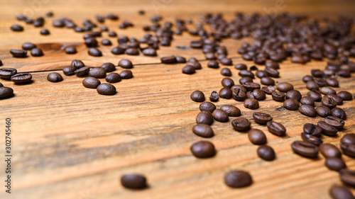 Kaffebohnen auf einem Holzuntergrund