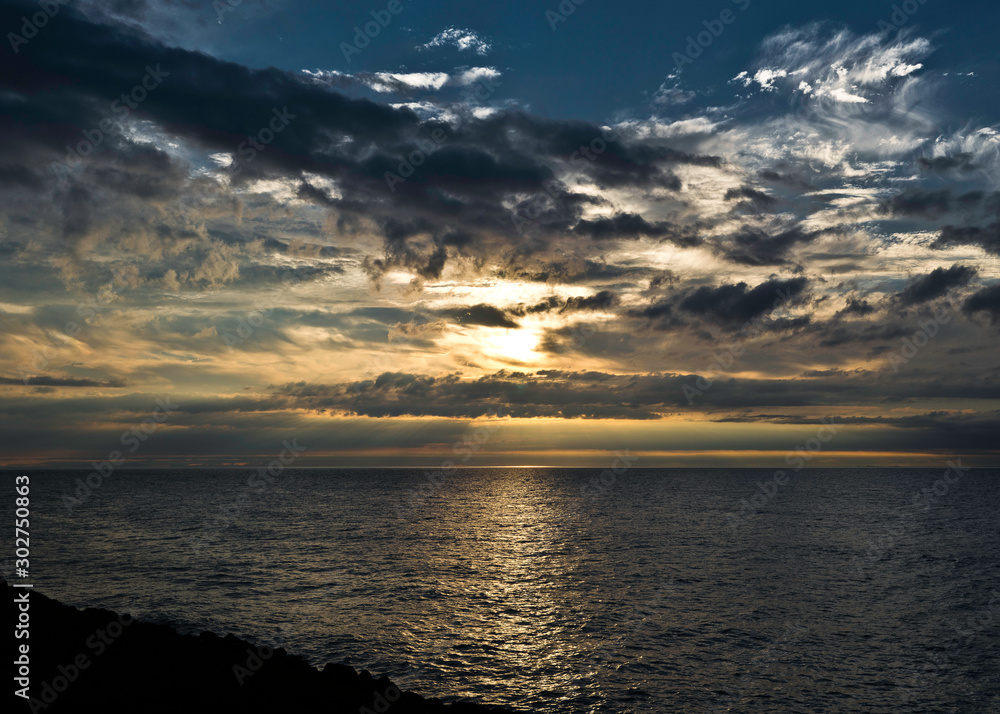 Obraz premium Dramatic sunset over water