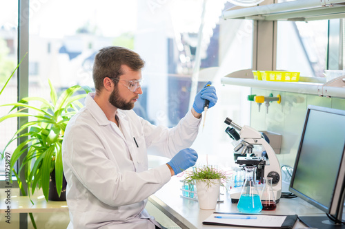 Obraz na plátně Scientist working in lab