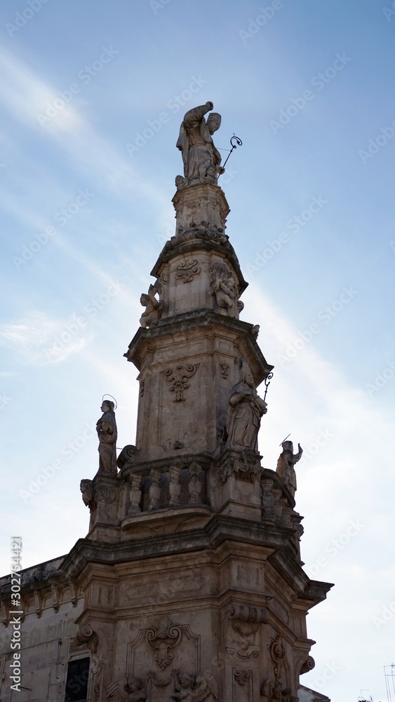 Particolare architettonico dell'Obelisco di Santo Oronzo a Ostuni. Sud Italia