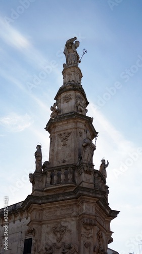 Particolare architettonico dell'Obelisco di Santo Oronzo a Ostuni. Sud Italia