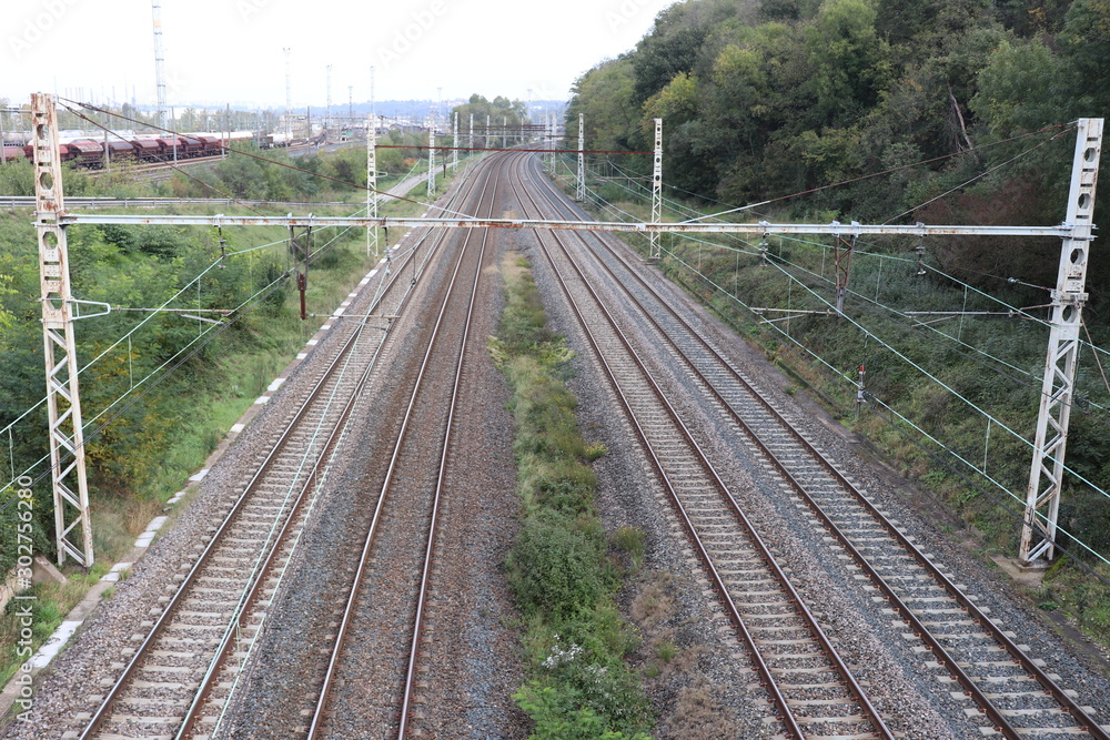 Ligne de chemin de fer Paris Lyon Marseille au niveau de Solaize au sud de Lyon - Département du Rhône - France - Vue des rails Ligne de chemin de fer Paris Lyon Marseille au niveau de Solaize au sud de Lyon - Département du Rhône - France - Vue des rails
