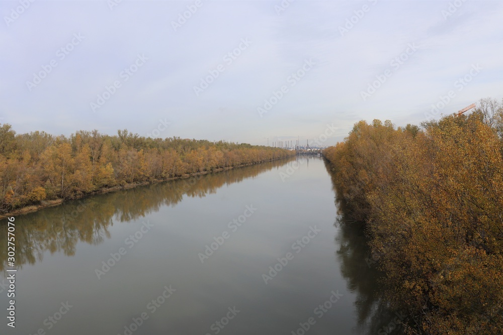 Le fleuve Rhône à Solaize vu du pont de Vernaison Solaize - Département du Rhône - France