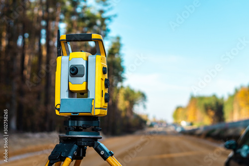 Fotografía Surveyors equipment (theodolite or total positioning station) on the constructio