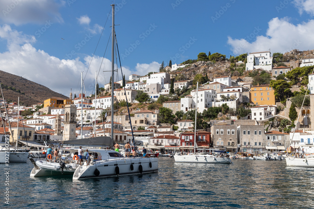 Naklejka premium Boats and buildings around pier in Hydra Island