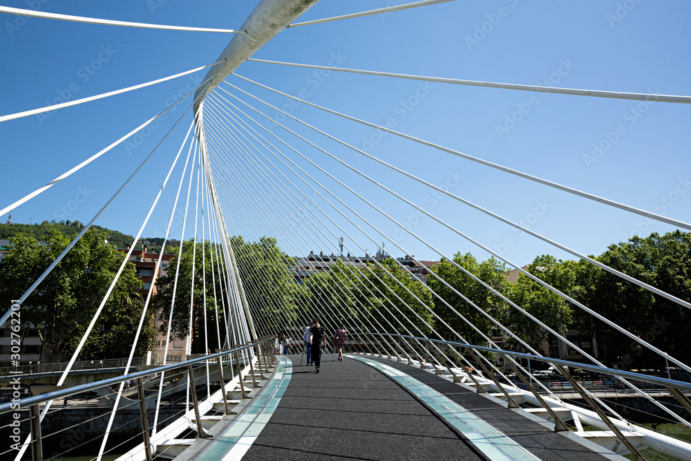 Fototapeta premium Puente Zubizuri en Bilbao, España.