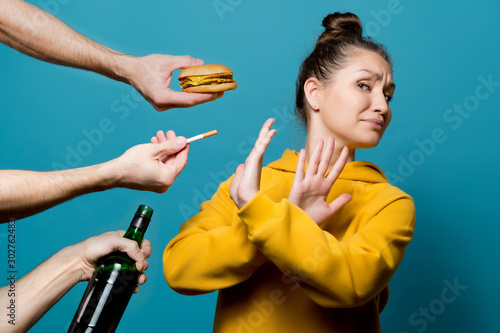 Foto girl in bright clothes refuses junk food, alcohol and cigarettes