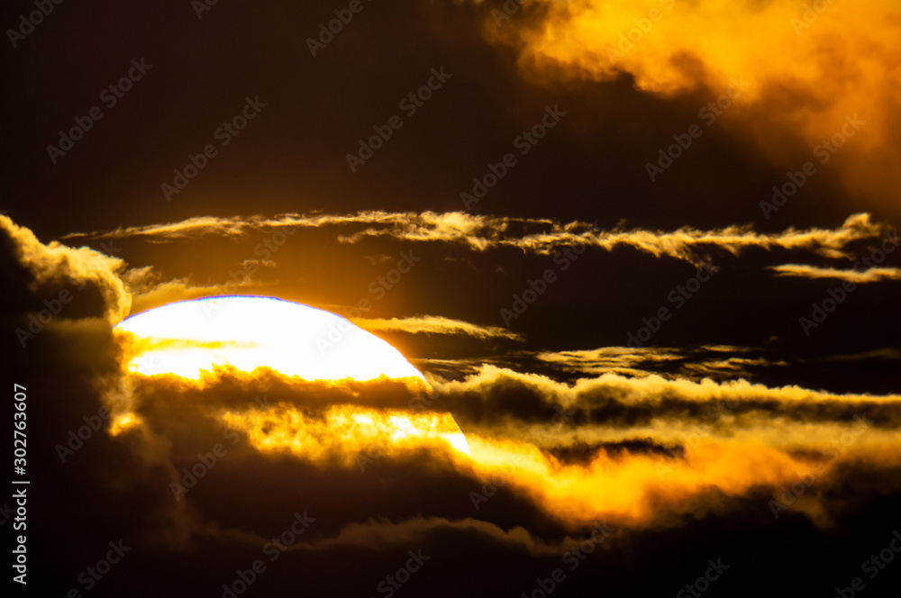 雲間から顔を出す朝の太陽DSC5799