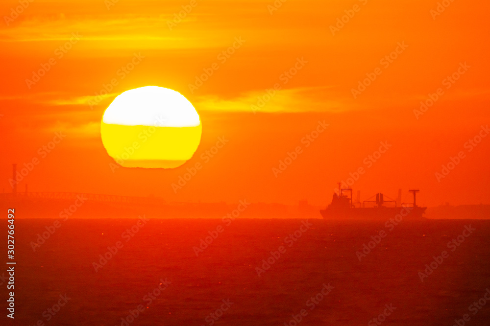 昇る朝日と横切る船の影DSC2325.