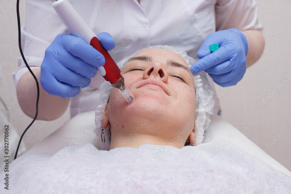 Naklejka premium The process of mesotarpia with the introduction of serum under the skin