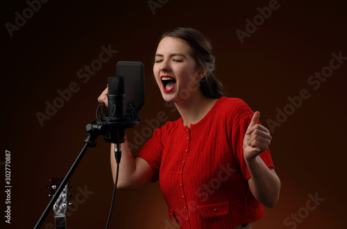 Fotografía Recording the vocal part in the recording Studio