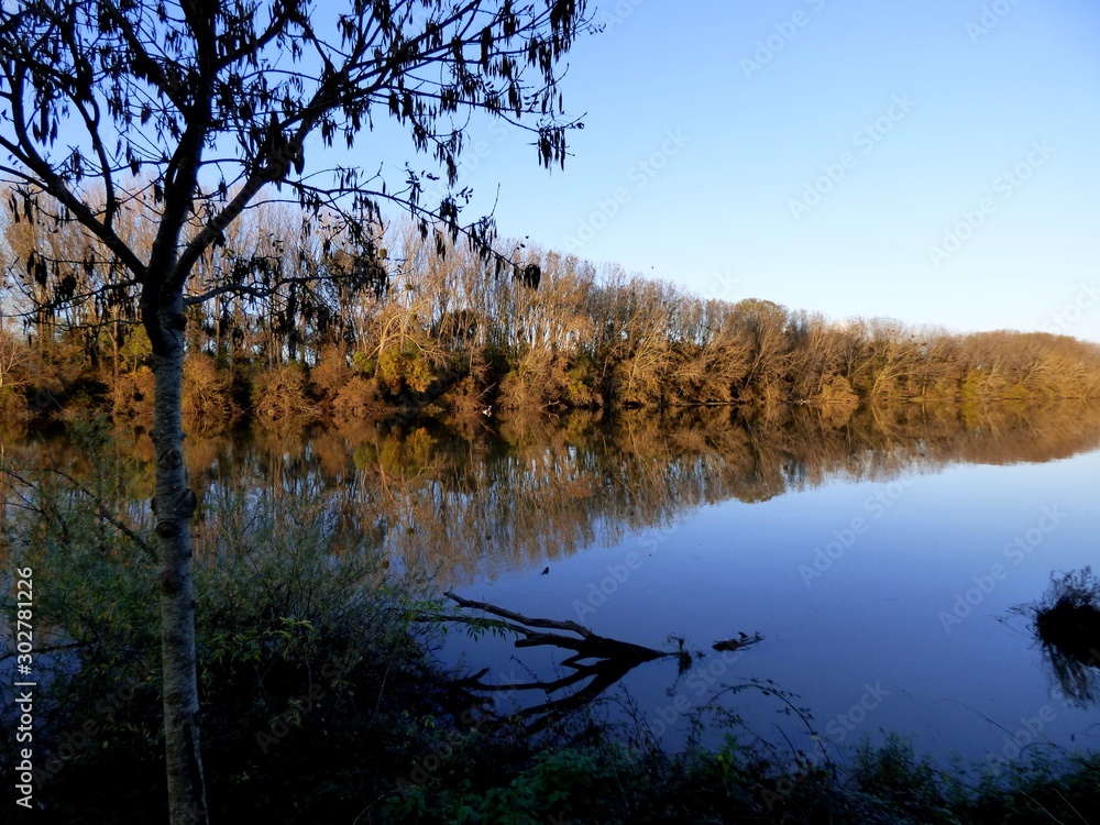 Obraz premium La Loire et les reflets en fin de journée