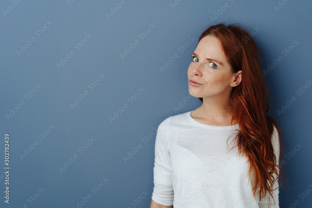 Obraz premium Astute sceptical young woman looking at camera