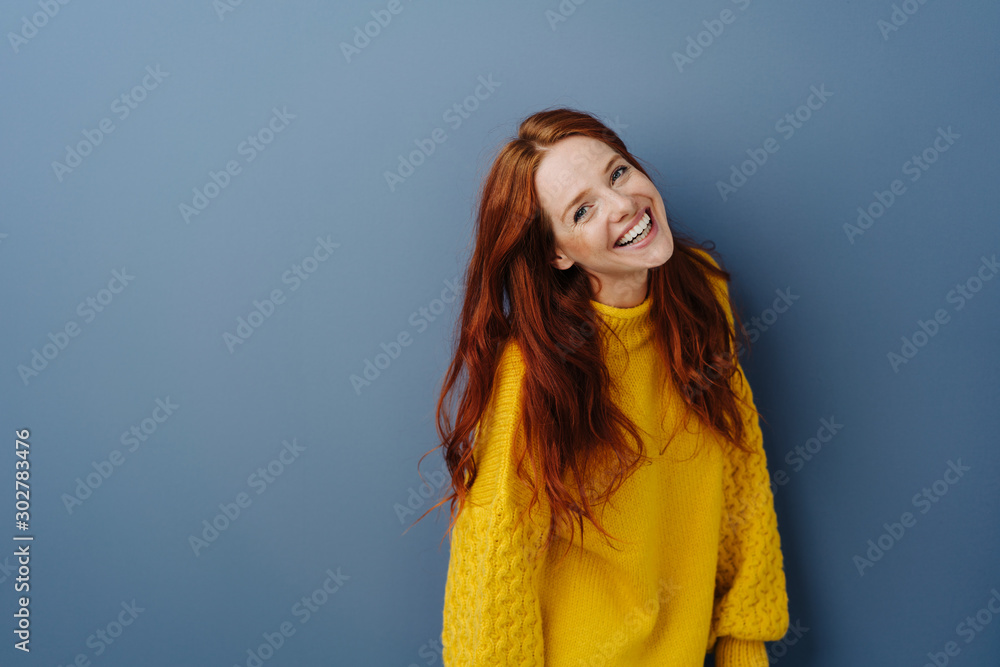 Obraz premium Słodka, szczęśliwa, młoda kobieta z pięknym uśmiechem