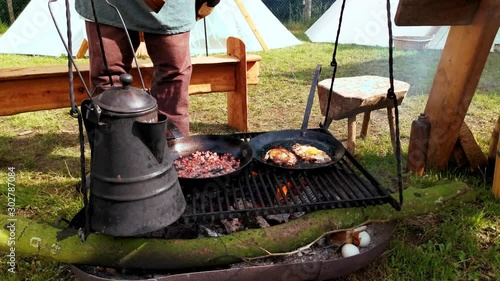 Mittelalter Kochstelle, ein Schwenkgrill mit Speck und Spiegelei photo