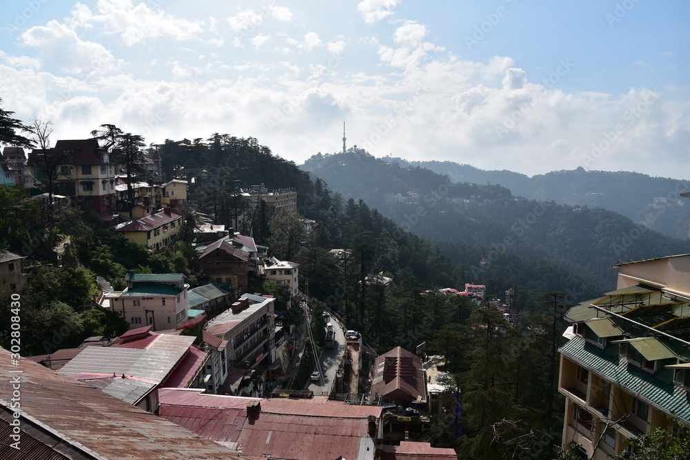インドのヒマラヤ山岳地帯　シムラーの街並み　美しい山と空