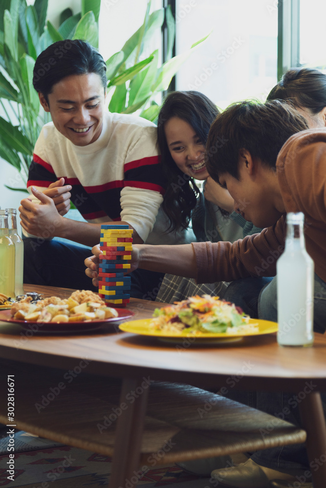 パーティーをする若者