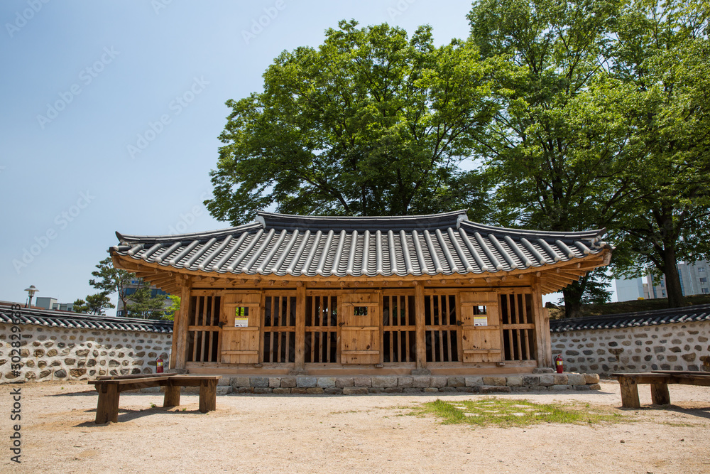 Hongju eupseong is a town castle from the Joseon Dynasty.