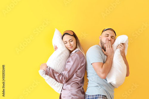 Sleepy young couple with pi...