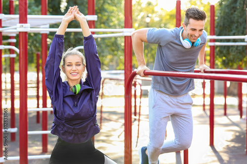 Sporty young couple trainin...