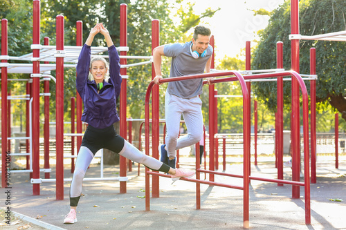 Sporty young couple trainin...
