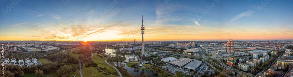 Naklejka premium Munich from above - Sunset mood