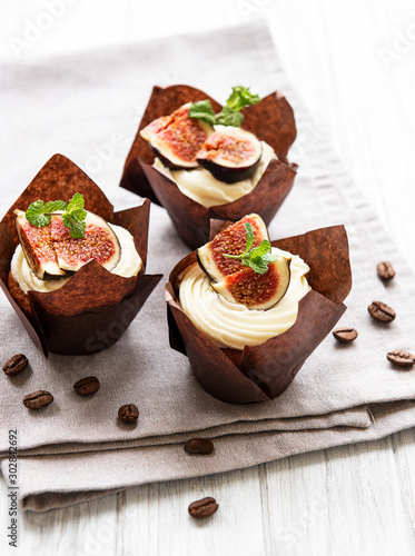 Cupkakes with figs photo