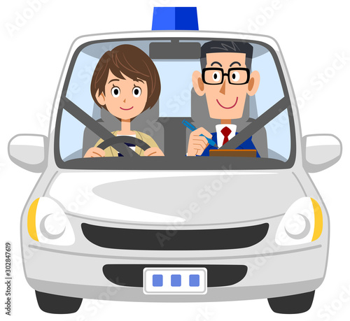 自動車教習所で車の運転を学ぶ若い女性