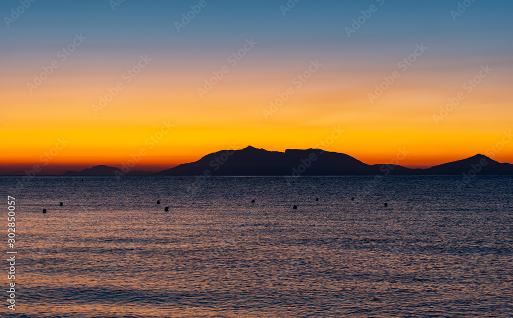 Sonnenaufgang um 6 Uhr morgens vom Strand am Mittelmeer vor Kos Griechenland