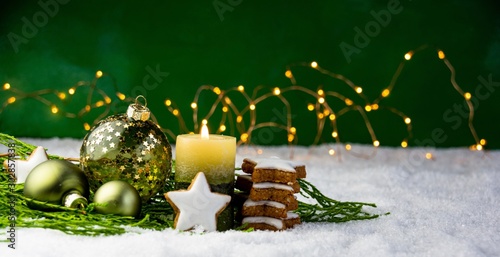 Weihnachtsdekoration und Hi...