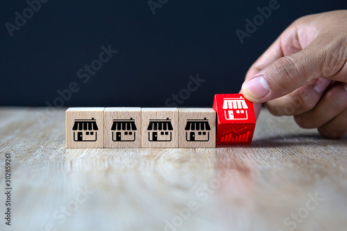 Foto Franchise business,Businessman hand choose wooden blog with franchise marketing icons store