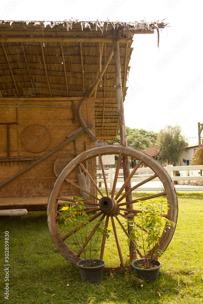 Obraz premium old wagon wheel of cart