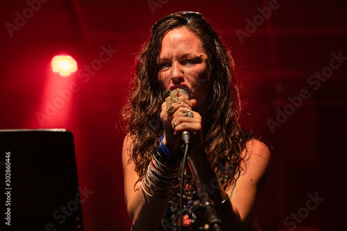 Fotografía A female musician is viewed from a low angle as she sings with face reactions du