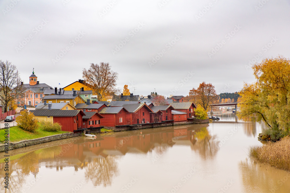 Obraz premium Landscape with wooden houses along the river