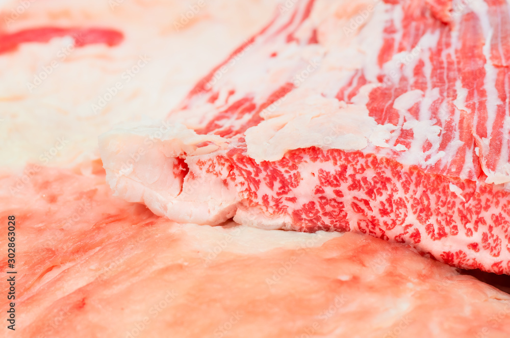 和牛 生肉 肉イメージ素材 生肉の上に置かれた解体したての新鮮な霜降り和牛の断面 Foto De Stock Adobe Stock