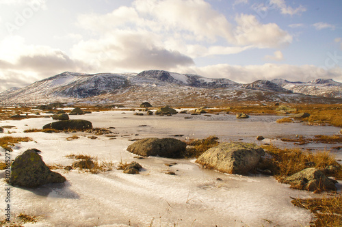 Gefrorenes Wasser in Gebirgslandschaft Norwegen Panorama photo