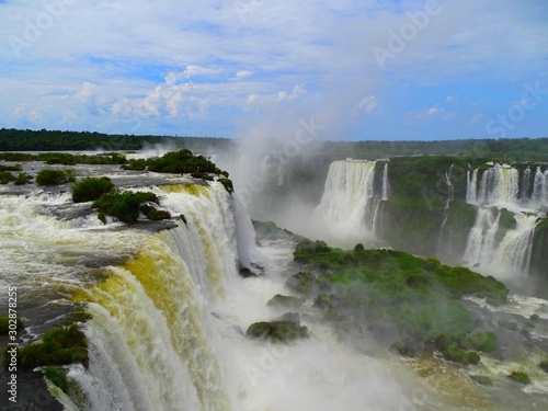 Am  rique du Sud  Les chutes d Iguassu  Iguaz   en espagnol ou Igua  u en portugais  entre l Argentine et le Br  sil