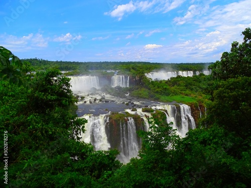 Am  rique du Sud  Les chutes d Iguassu  Iguaz   en espagnol ou Igua  u en portugais  entre l Argentine et le Br  sil