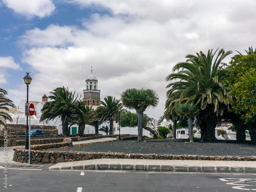 Iglesia y palmeras en Teguise. Lanzarote. España. Europa.