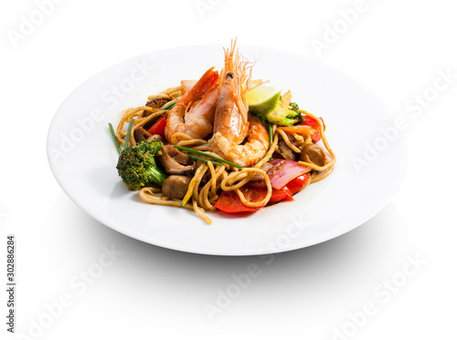 pasta thai con marisco. Thai pasta with seafood.