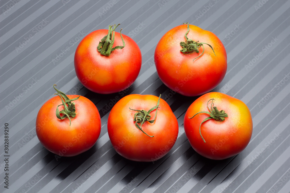 Tomate rojo y madura, fruta saludable llena de vitaminas y antioxidantes; la podemos comer cruda en ensaladas, en zumo o bien hacer salsas y mermeladas Tomate rojo y madura, fruta saludable llena de vitaminas y antioxidantes; la podemos comer cruda en ensaladas, en zumo o bien hacer salsas y mermeladas