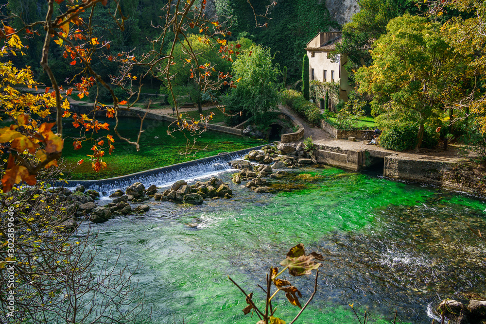 Vue sur la rivière Sorgue, Provence, France, village Fontaine de Vaucluse.