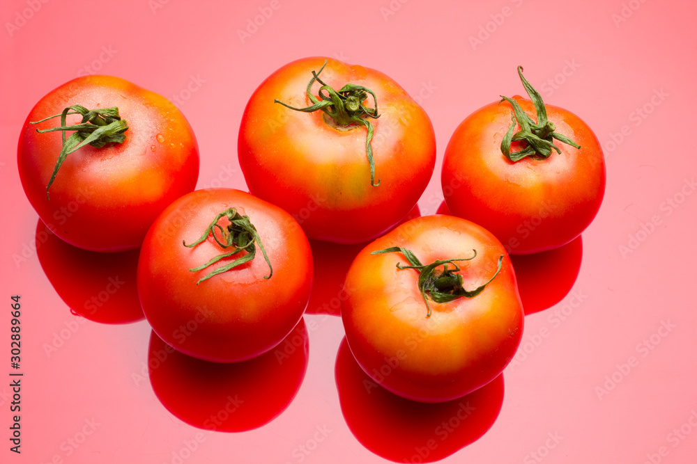 Tomate rojo y maduro, lleno de vitaminas y antioxidantes; muy saludable; lo podemos comer crudo o cocinado, se pueden hacer zumos, salsas y mermeladas Tomate rojo y maduro, lleno de vitaminas y antioxidantes; muy saludable; lo podemos comer crudo o cocinado, se pueden hacer zumos, salsas y mermeladas
