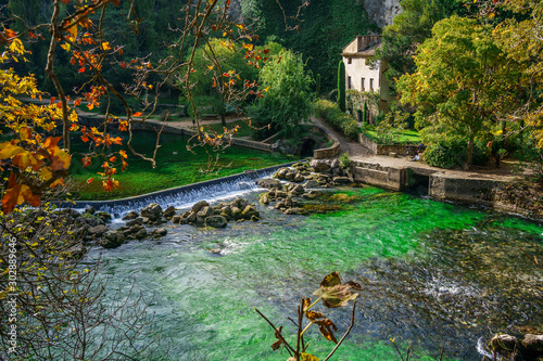Obraz na płótnie Vue sur la rivière Sorgue, Provence, France, village Fontaine de Vaucluse. w salonie