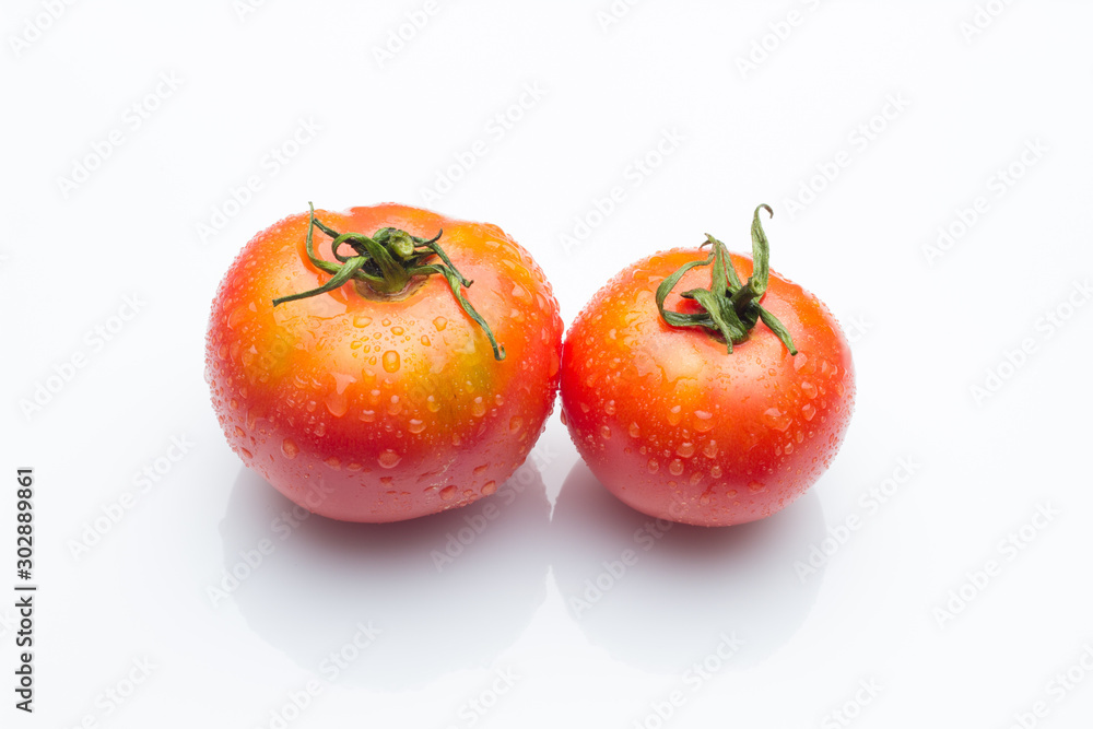 Tomate rojo y madura, preparado para poner en la ensalada y comer crudo; rico en sabor y rico en vitaminas. Tomate rojo y madura, preparado para poner en la ensalada y comer crudo; rico en sabor y rico en vitaminas.