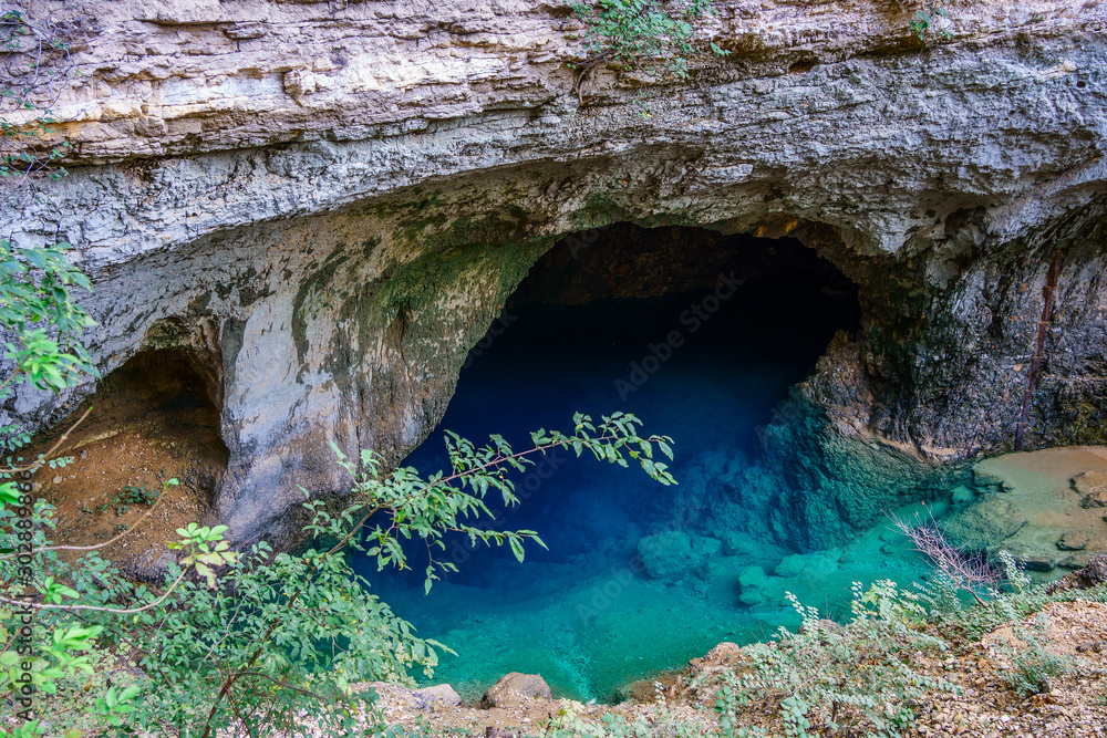 La source de la Sorgue, rivière en Provence, France, village Fontaine de Vaucluse.