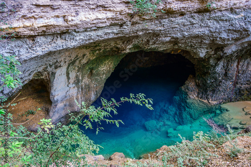 Obraz na płótnie La source de la Sorgue, rivière en Provence, France, village Fontaine de Vaucluse. w salonie