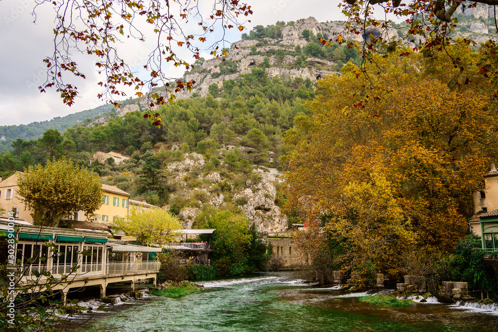 Vue sur la rivière Sorgue, Provence, France, village Fontaine de Vaucluse.