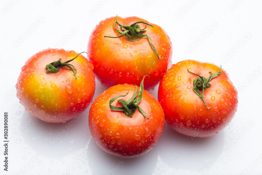 Tomate rojo y madura, preparado para poner en la ensalada y comer crudo; rico en sabor y rico en vitaminas. Tomate rojo y madura, preparado para poner en la ensalada y comer crudo; rico en sabor y rico en vitaminas.