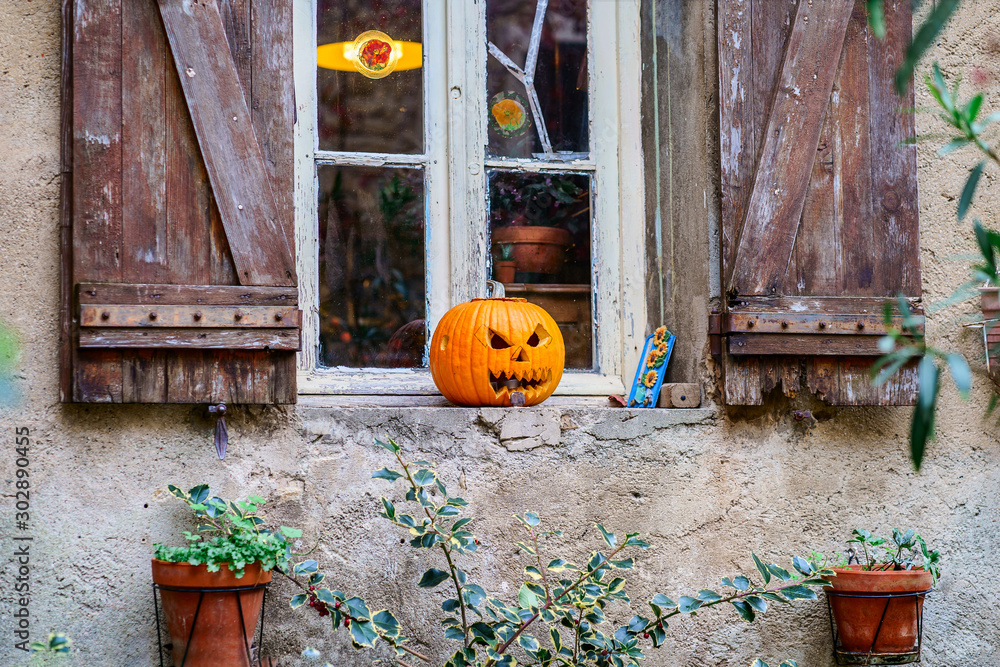 Fenêtre d'ancienne maison, decorée pour Hallowween.